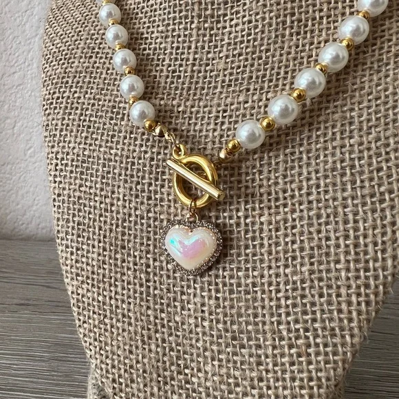 NEW | faux pearl necklace with a heart pendant - Picture 2 of 6